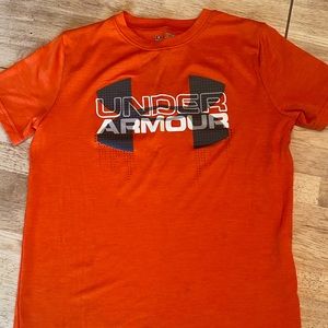 Boys Short sleeve sz M Under Armour athletic shirt